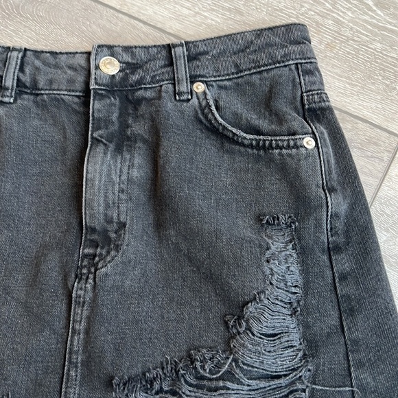 𝅺TOPSHOP Moto distressed frayed black denim mini skirt size 4 - Picture 3 of 7